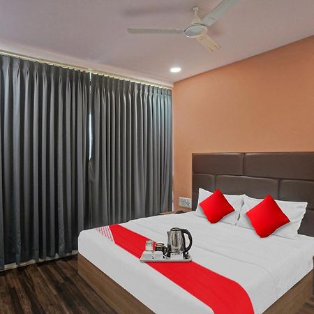 Hotel O Infinity Сурат Екстериор снимка