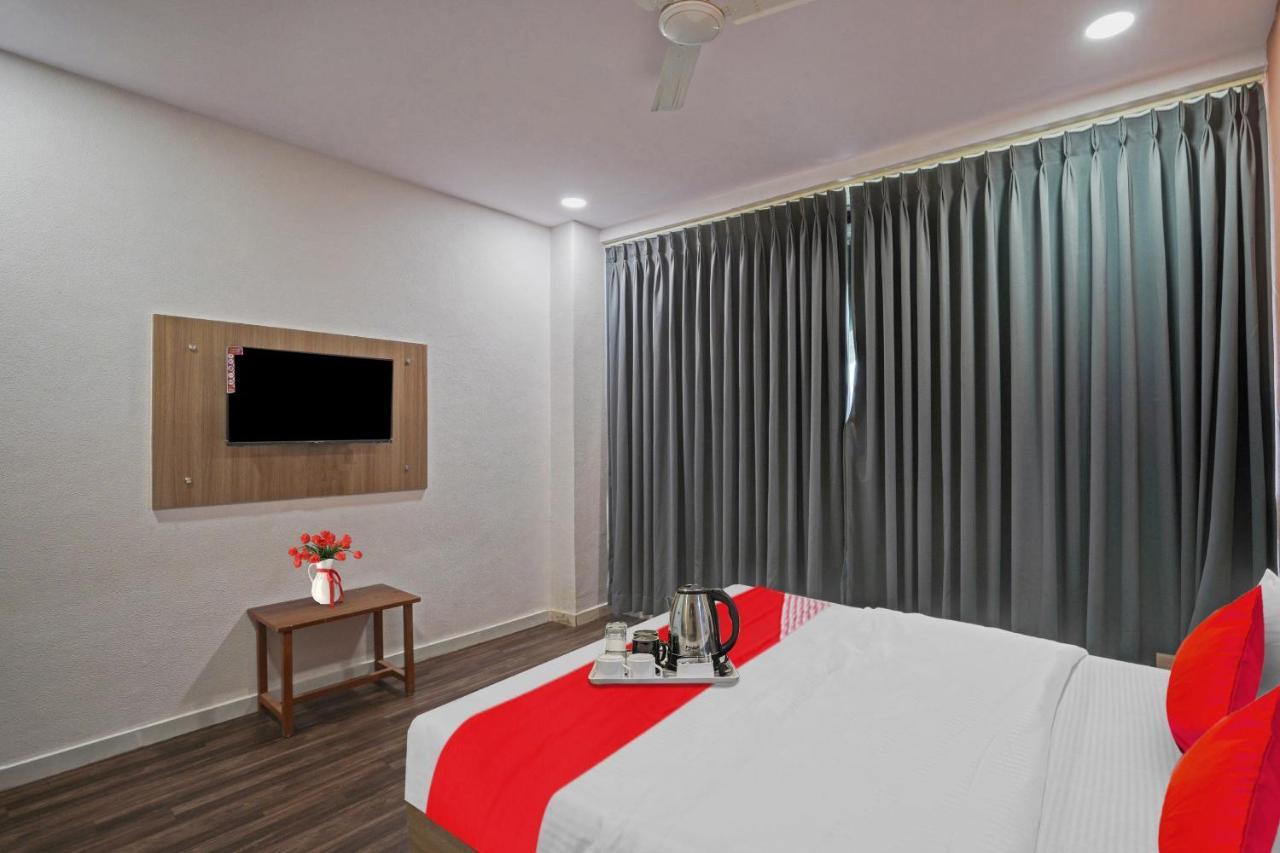 Hotel O Infinity Сурат Екстериор снимка