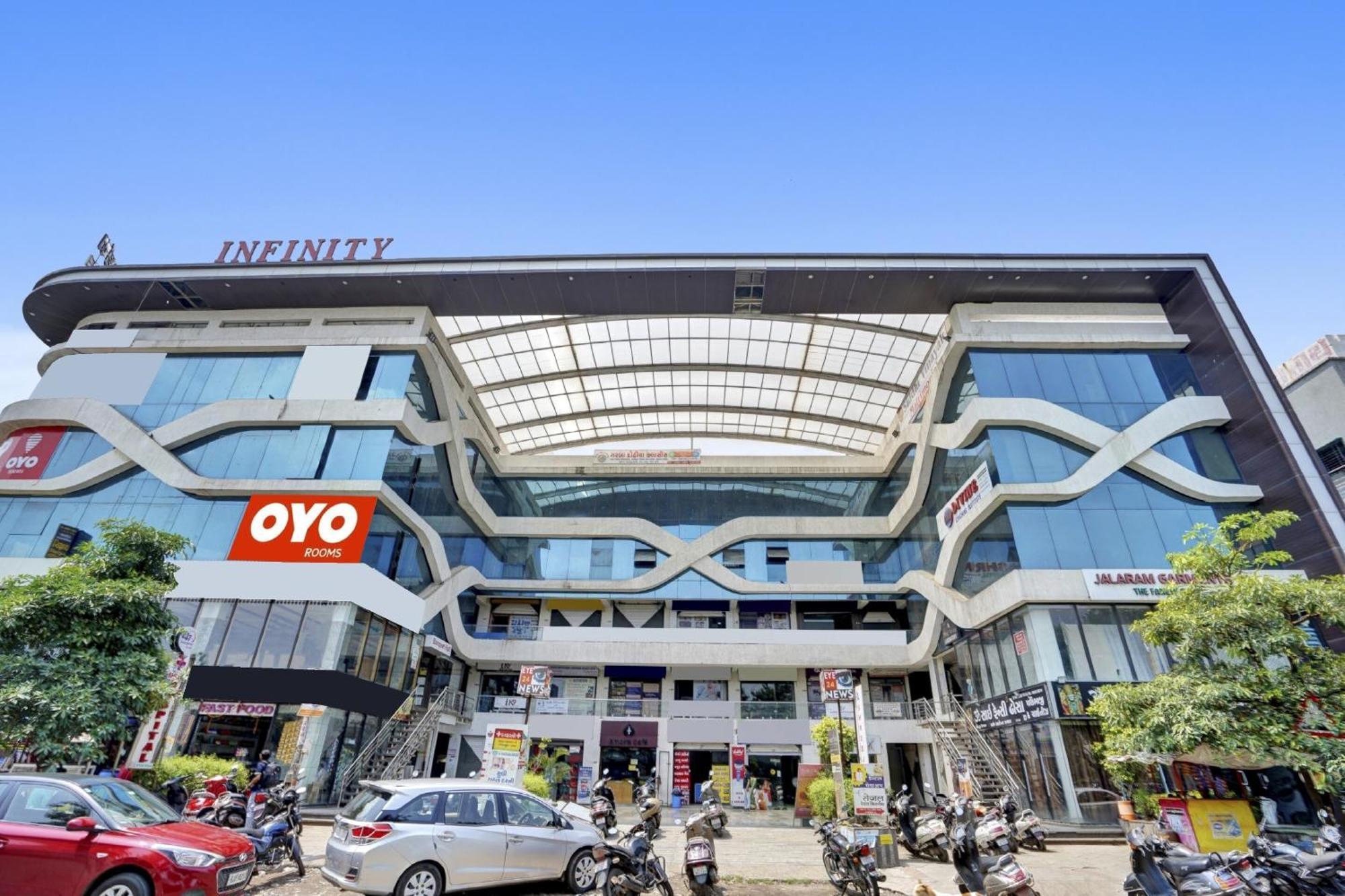 Hotel O Infinity Сурат Екстериор снимка