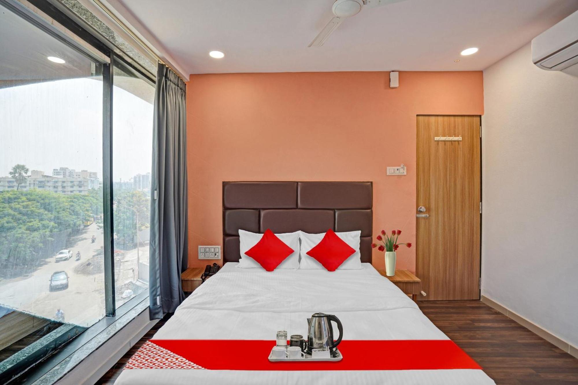 Hotel O Infinity Сурат Екстериор снимка