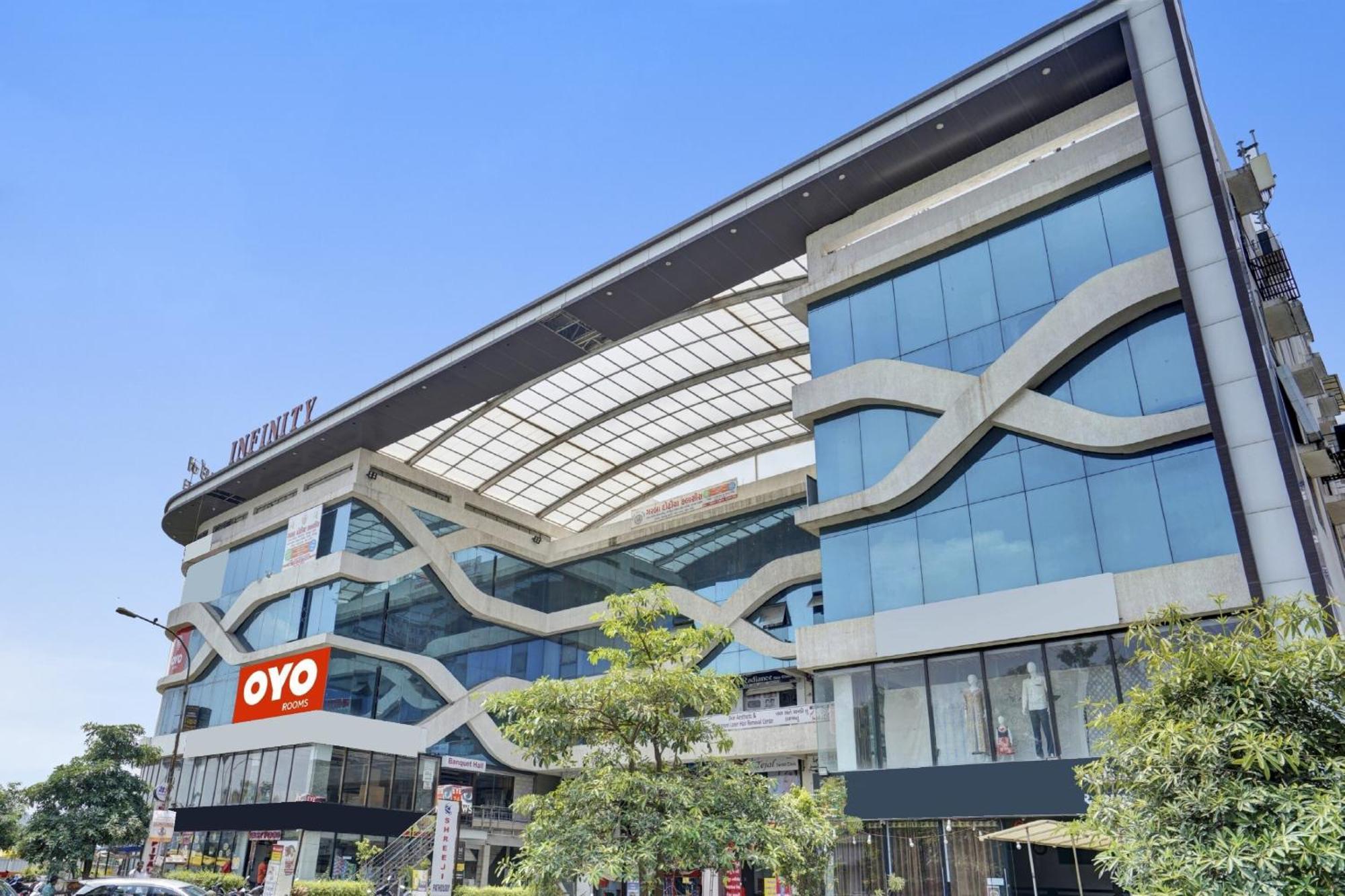 Hotel O Infinity Сурат Екстериор снимка
