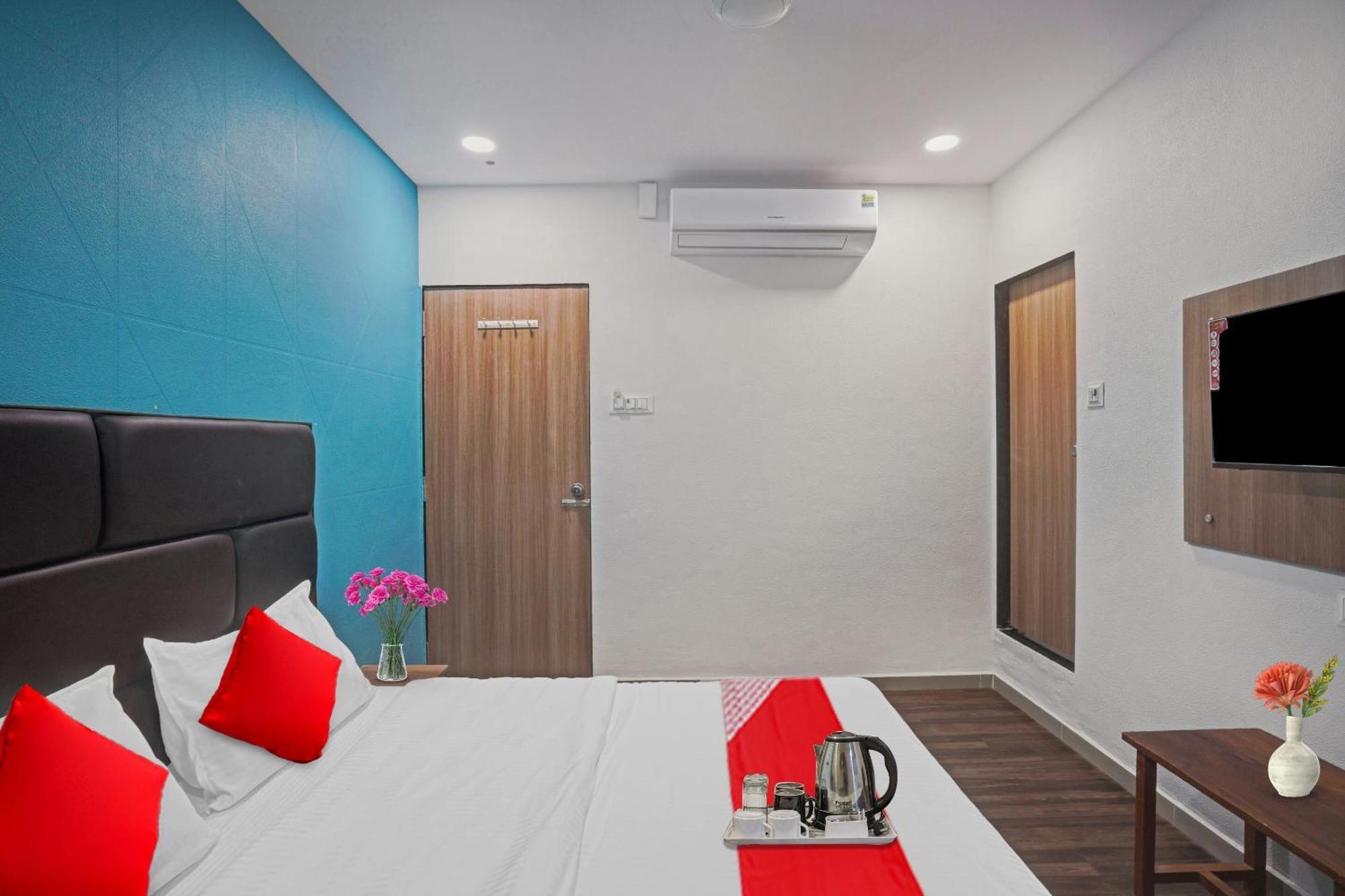 Hotel O Infinity Сурат Екстериор снимка