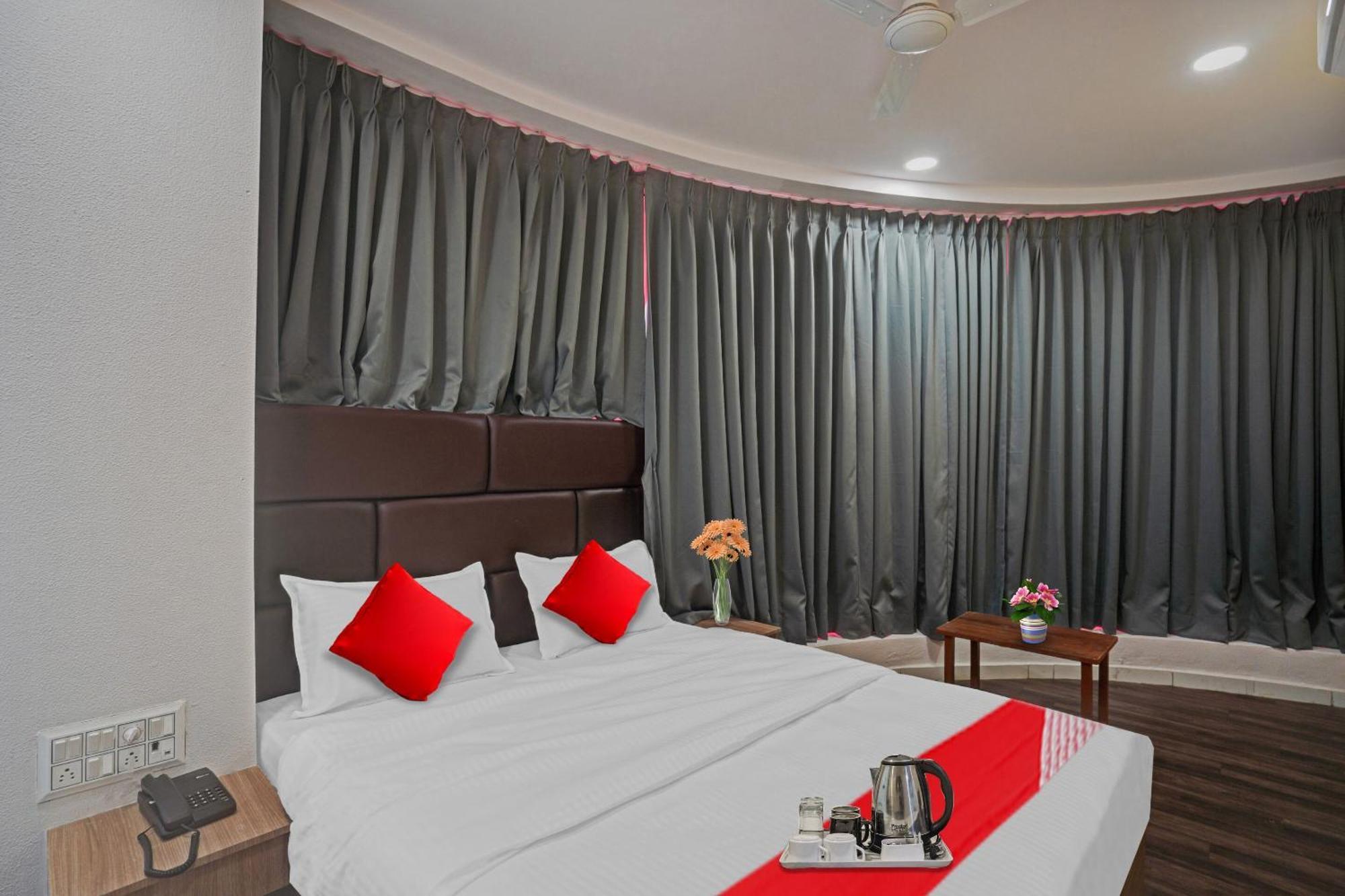 Hotel O Infinity Сурат Екстериор снимка